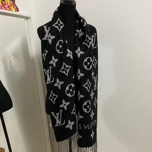 Louis Vuitton Black and White Monogram scarf